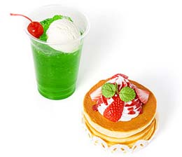 Fakefood (Sampuru): Eisbecher mit Kirsche und Fruchttörtchen